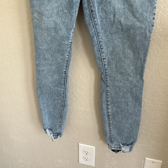 Abercrombie and Fitch the super skinny angle, high-rise curve, love jeans - Picture 3 of 10